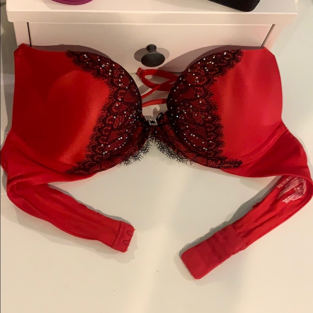 Victoria’s Secret Miraculous Plunge Bra (32A)